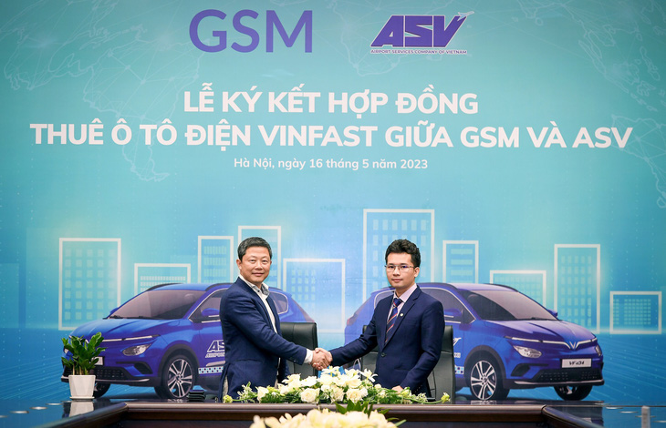 Ông Nguyễn Duy Hưng - chủ tịch HĐQT kiêm tổng giám đốc Công ty ASV và ông Nguyễn Văn Thanh - tổng giám đốc Công ty GSM tại buổi lễ ký kết hợp đồng thuê 500 xe ô tô điện VinFast - Ảnh: D.K