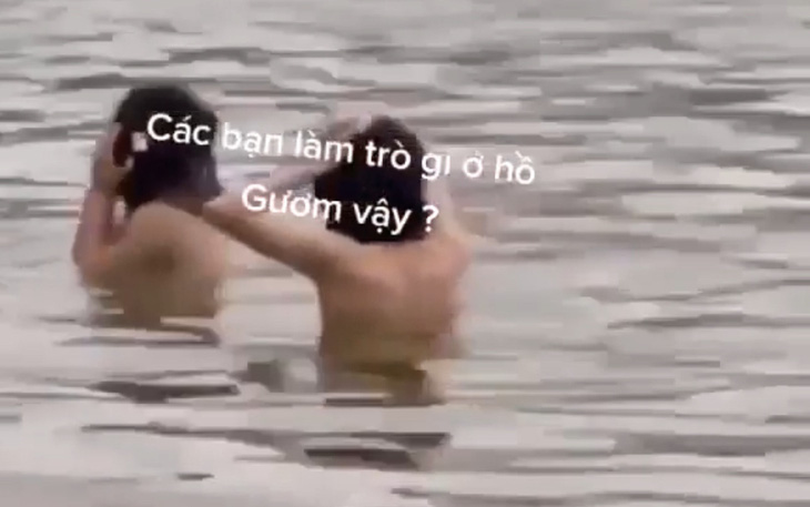 Xác minh clip hai cô gái cởi trần tắm giữa hồ Gươm