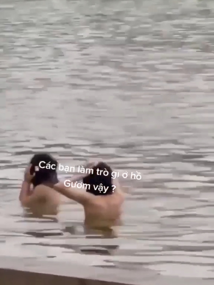 Xác minh clip hai cô gái cởi trần tắm giữa hồ Gươm - Ảnh 1.