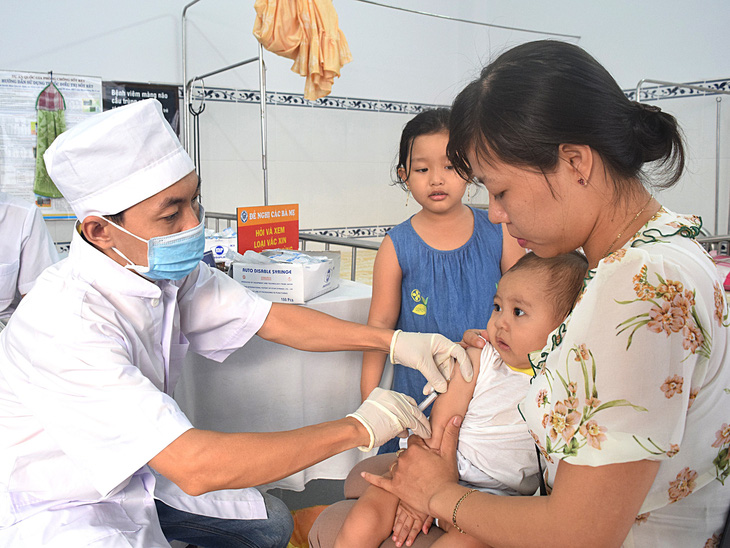 Tiêm chủng cho trẻ em tại một trạm y tế ở TP Cần Thơ trong chương trình tiêm chủng mở rộng - Ảnh: THÁI LŨY