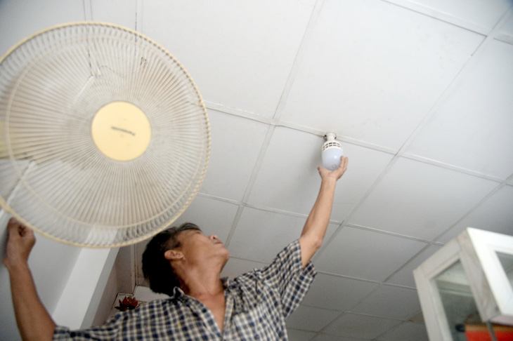Nhằm tiết kiệm điện, một hộ dân ở quận 3 (TP.HCM) chuyển sang dùng bóng đèn LED - Ảnh: MINH ANH
