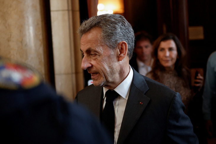 Cựu tổng thống Pháp Sarkozy đeo vòng điện tử thay cho ở tù - Ảnh 1.