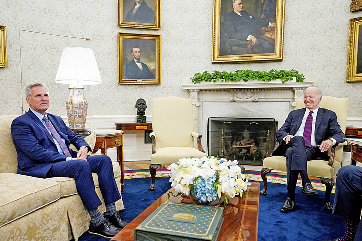 Tổng thống Mỹ Joe Biden (bên phải) thảo luận với Chủ tịch Hạ viện Mỹ Kevin McCarthy - Ảnh: Reuters