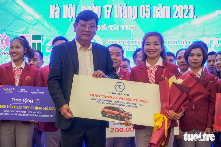 Nguyễn Thị Oanh xúc động nhận ô tô hơn 900 triệu đồng - Ảnh 4.