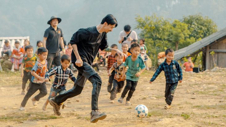 Đen Vâu chơi đùa, đá bóng cùng các em bé Điện Biên - Ảnh: NVCC