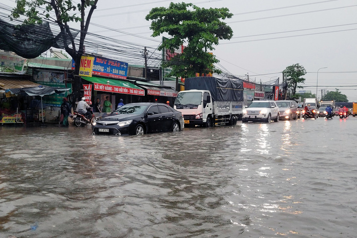 Nhiều tuyến đường ở Biên Hòa chìm trong nước - Ảnh 3.