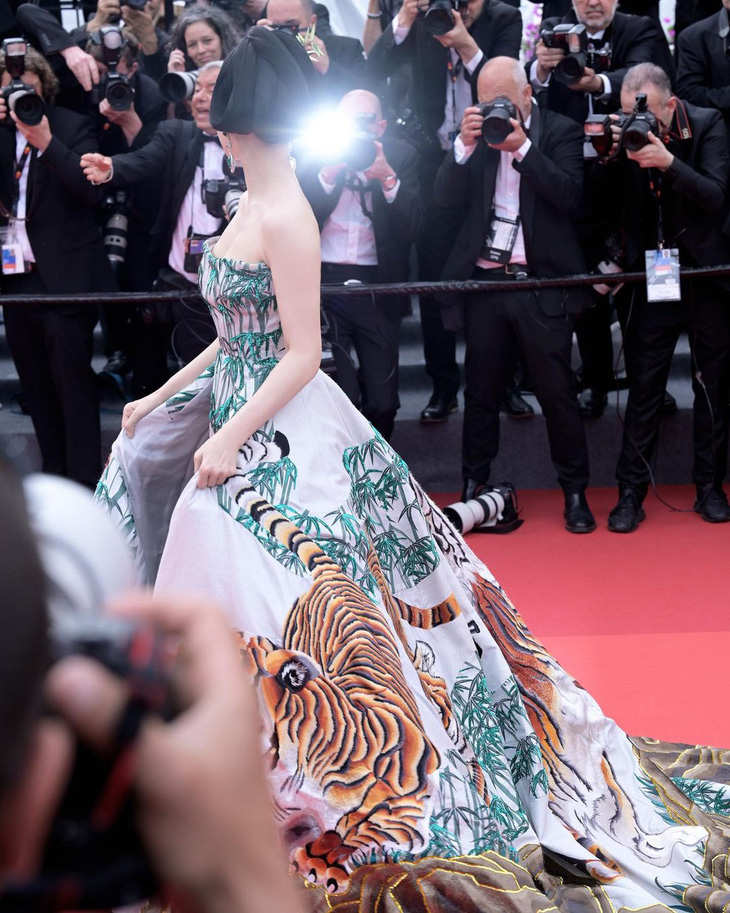 Phạm Băng Băng hóa ‘mãnh hổ hạ sơn’ oanh tạc thảm đỏ Cannes 2023 - Ảnh 4.