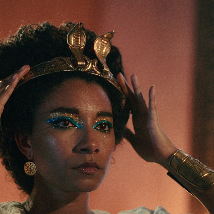 Phim Queen Cleopatra bị ném cà chua thối nhiều kỷ lục - Ảnh 1.