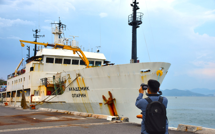 Tàu Viện sĩ Oparin đến Nha Trang khảo sát biển