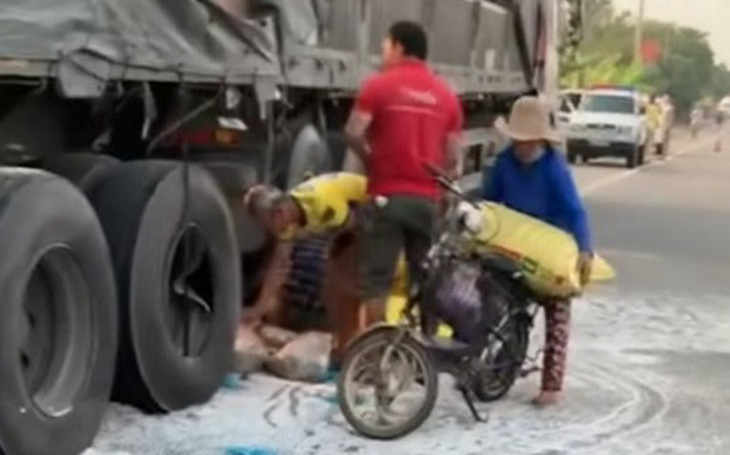 Thực hư vụ dân "hôi của" khi xe tải chở gạo gặp nạn
