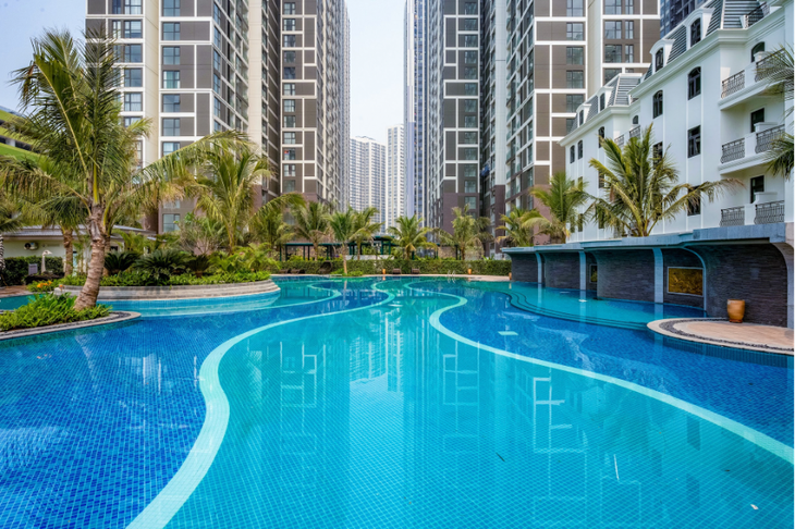 Bể bơi Indochine Resort diện tích lên tới 1.000m2 bao quanh bởi đường dạo bộ Bamboo Path vừa kiến tạo hệ cảnh quan nghỉ dưỡng đẳng cấp vừa là không gian thanh lọc cảm xúc và nâng cao sức khỏe thể chất. - Ảnh: D.K