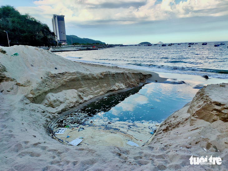 Ớn lạnh cống nước đen đọng rác chảy thẳng ra biển Nha Trang - Ảnh 3.