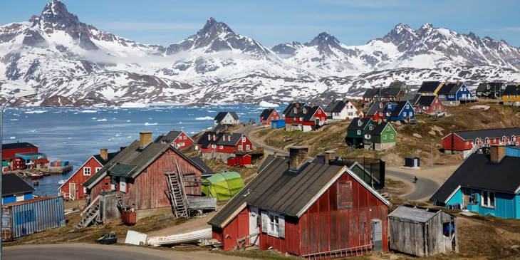 Thị trấn Tasiilaq của Greenland - hòn đảo lớn nhất thế giới đang trở thành nơi hấp dẫn cả Mỹ và Trung Quốc với vị trí chiến lược vùng địa cực - Ảnh: Reuters