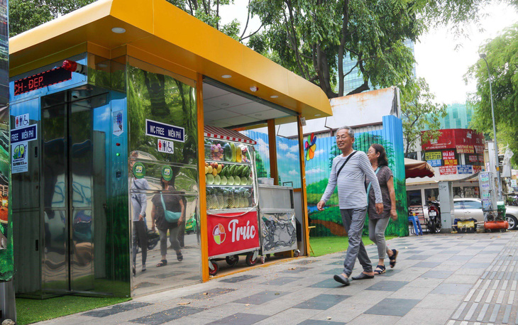 Nhà vệ sinh công cộng tại khu đất dự án 8-12 Lê Duẩn (quận 1) hiện đại, tiện lợi đã đưa vào phục vụ khách đi đường - Ảnh: PHƯƠNG QUYÊN