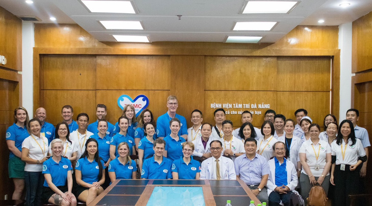 Thành viên tổ chức Project Outreach và y bác sĩ Bệnh viện Tâm Trí Đà Nẵng