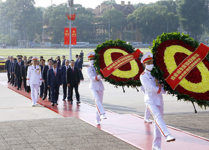 Lãnh đạo Đảng, Nhà nước vào lăng viếng Bác - Ảnh 1.