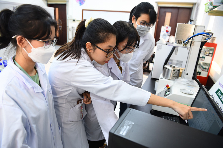 Sinh viên khoa công nghệ sinh học Trường ĐH Quốc tế trong một giờ thực hành tại phòng thí nghiệm. Nhà trường cho phép sinh viên học song ngành ở nhiều ngành học khác nhau  - Ảnh: BÍCH NGỌC