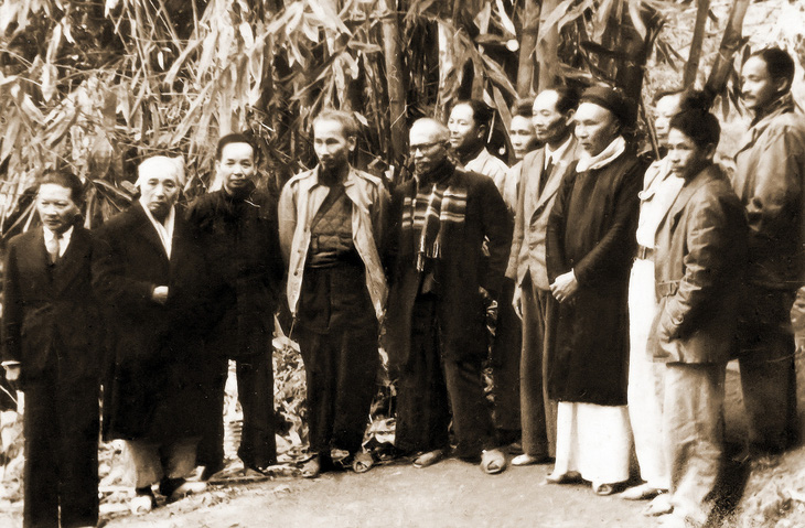 Ảnh chụp trên chiến khu Việt Bắc tháng 3-1951. Cụ Vi Văn Định (thứ hai từ trái sang) tại Hội nghị thống nhất Mặt trận Việt Minh và Liên Việt tại ATK Chiêm Hóa, Tuyên Quang - Ảnh: Tư liệu gia đình