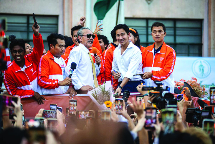 Ông Pita (áo sơ mi trắng, bên phải) có thể trở thành Thủ tướng Thái Lan. Ảnh: Getty Images