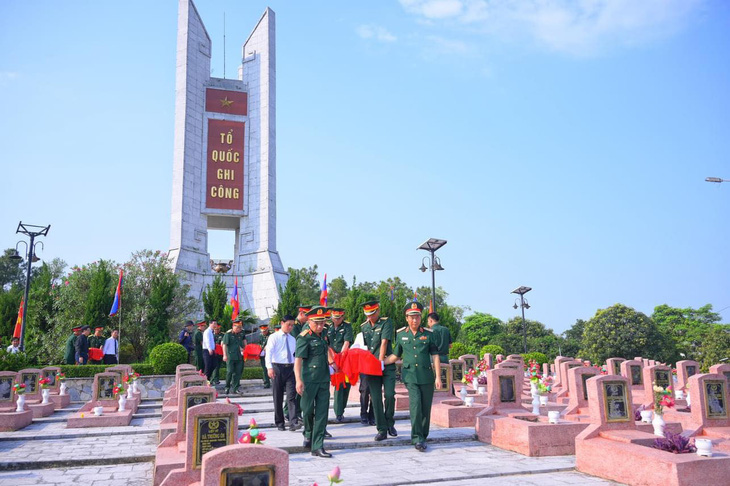 An táng 96 hài cốt liệt sĩ Việt Nam hy sinh tại Lào - Ảnh 3.