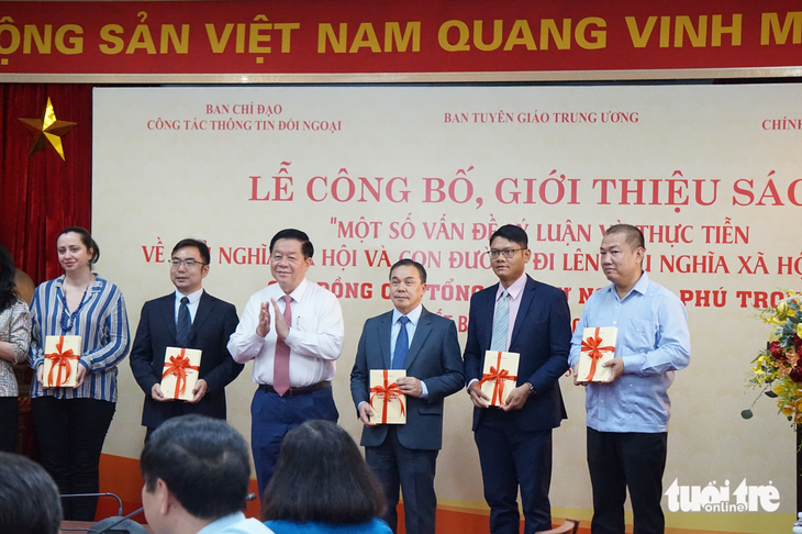 Sách của Tổng bí thư Nguyễn Phú trọng được dịch ra 7 thứ tiếng, 11.000 bản - Ảnh 2.