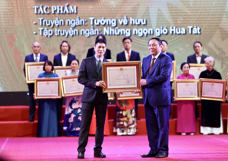Họa sĩ Nguyễn Phan Bách - trưởng nam của nhà văn Nguyễn Huy Thiệp - nhận Giải thưởng Nhà nước được trao cho bố mình - Ảnh: NGUYỄN KHÁNH