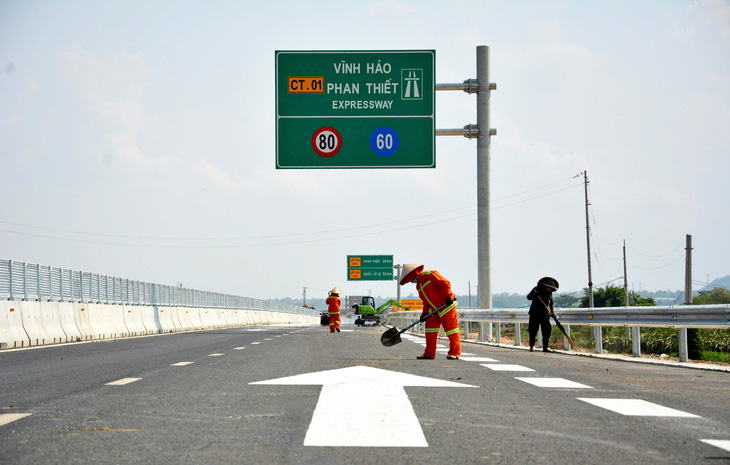 Công nhân dọn vệ sinh tuyến chính cao tốc Vĩnh Hảo - Phan Thiết vào chiều 18-5 trước khi đưa vào  khai thác từ 19-5 - Ảnh: Đ.TRONG