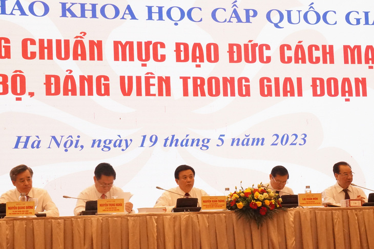 Các đại biểu chủ trì hội thảo - Ảnh: T.ĐIỂU