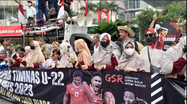 U22 Indonesia diễu hành mừng HCV SEA Games 32 - Ảnh 4.