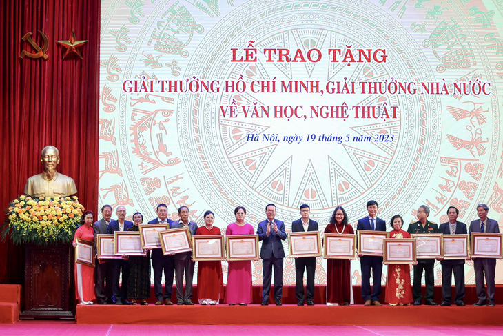 Các tác giả và đại diện các tác giả nhận Giải thưởng Hồ Chí Minh - Ảnh: NGUYỄN KHÁNH
