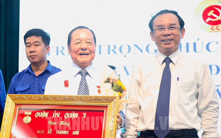 Trao huy hiệu 55 tuổi đảng cho nguyên bí thư Thành ủy TP.HCM Lê Thanh Hải