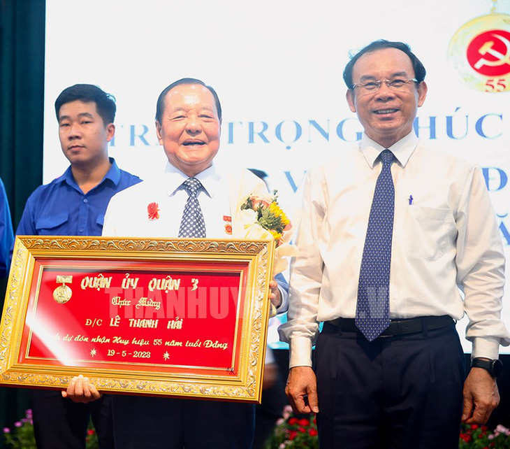 Trao huy hiệu 55 tuổi đảng cho nguyên bí thư Thành ủy TP.HCM Lê Thanh Hải - Ảnh 1.