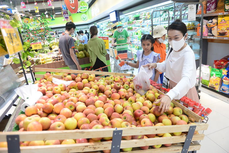 Khách hàng chọn mua táo Fuji Nam Phi tại CoopXtra Phạm Văn Đồng, TP Thủ Đức - Ảnh: QUANG ĐỊNH