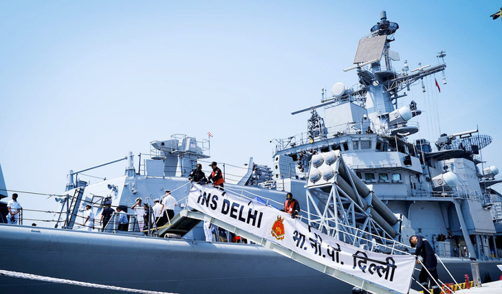 Khu trục hạm tên lửa INS Delhi (D61) cập cảng Tiên Sa, Đà Nẵng, sáng 19-5 - Ảnh: TẤN LỰC