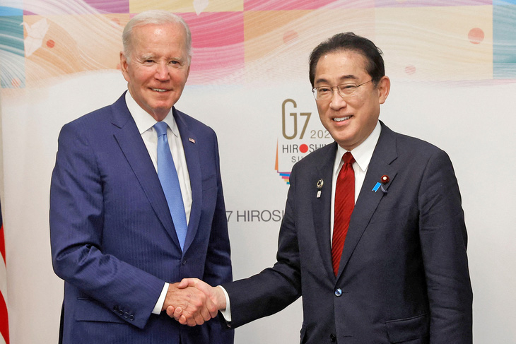 Tổng thống Mỹ Joe Biden (trái) bắt tay Thủ tướng Nhật Bản Kishida Fumio trước thềm Hội nghị thượng đỉnh G7 vào ngày 18-5  - Ảnh: Reuters