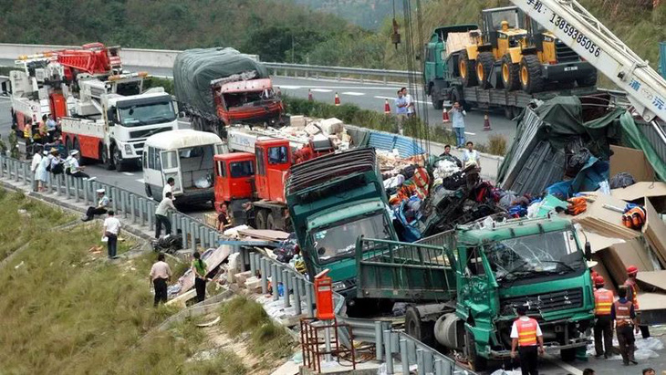 Tai nạn tại Trung Quốc gần biên giới Việt Nam: Xe lao xuống vách đá, 11 người chết - Ảnh 1.