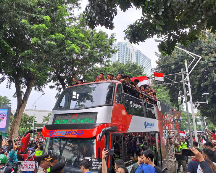 U22 Indonesia diễu hành mừng HCV SEA Games 32 - Ảnh 2.