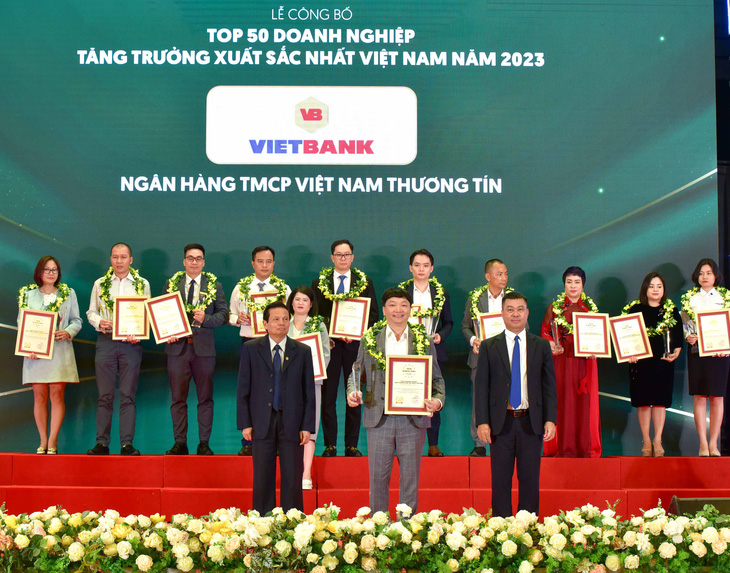 Vietbank nhận giải thưởng “Top 50 Doanh nghiệp tăng trưởng xuất sắc nhất Việt Nam 2023” - Ảnh: Vietbank