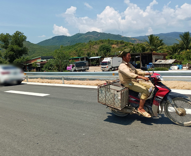 Người dân không đội mũ bảo hiểm, vô tư đi ngược chiều trên cao tốc - Ảnh: MINH CHIẾN