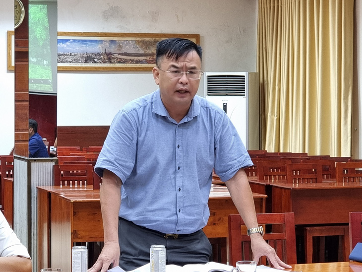 Ông Nguyễn Hải An, chủ tịch Hội đồng thành viên Công ty TNHH MTV Cây trồng TP - trao đổi về diện tích đất các hộ dân nhận khoán chưa bàn giao cho dự án Vành đai 3 tại cuộc họp chiều 19-5 - Ảnh: THÁI AN