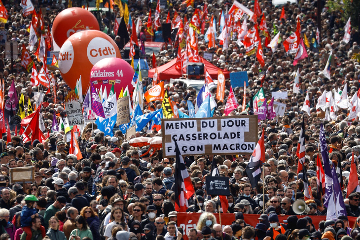 Người dân tham gia cuộc tuần hành truyền thống Ngày Quốc tế Lao động, phản đối luật cải cách lương hưu và ủng hộ công bằng xã hội, tại Nantes, Pháp ngày 1-5 - Ảnh: REUTERS