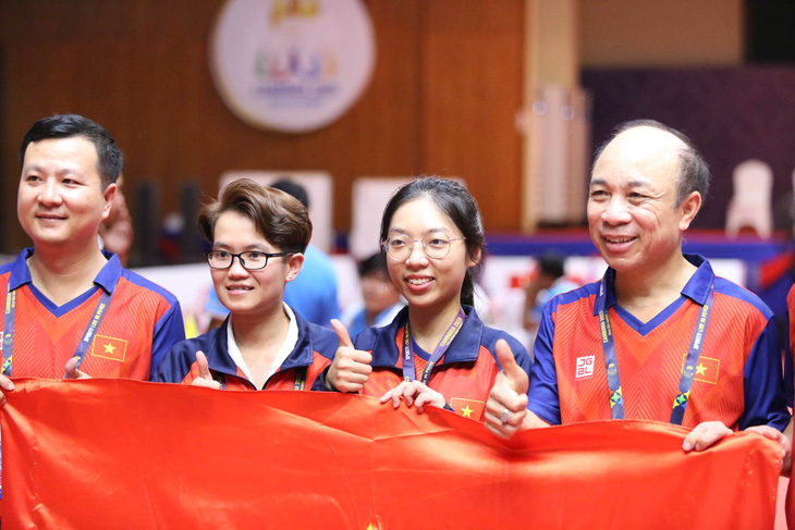 Hồng Ân (thứ 2 từ trái sang) và Phương Thảo giành HCV nội dung đồng đội nữ cờ tiêu chuẩn hai người 60 phút môn Cờ ốc tại SEA Games 32- Ảnh: HUY ĐĂNG