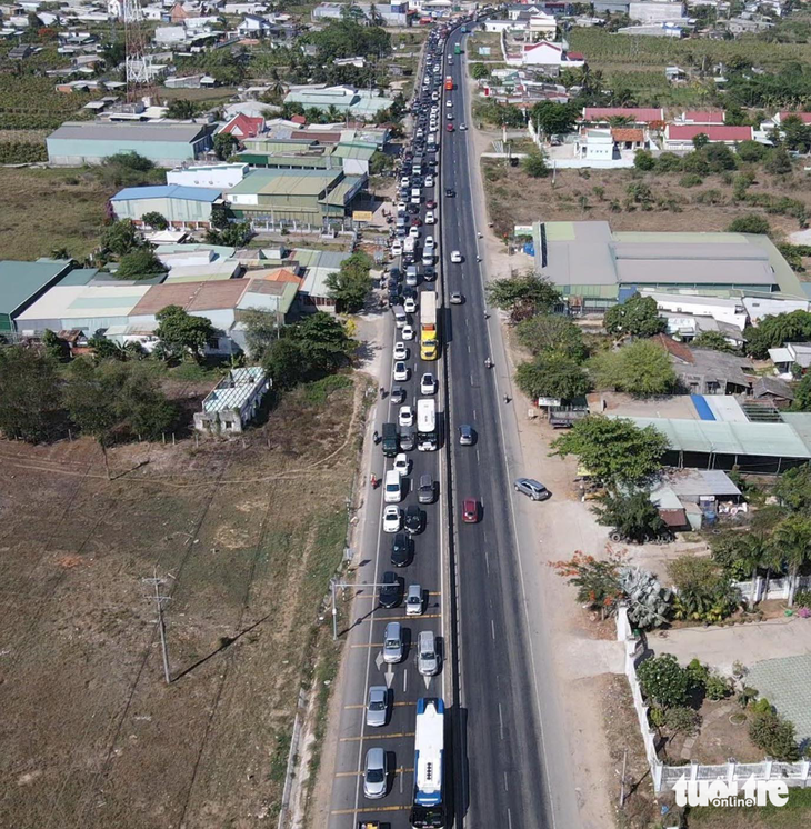 Nút giao quốc lộ 1 với đường dẫn cao tốc Phan Thiết - Dầu Giây tiếp tục ùn ứ - Ảnh 4.