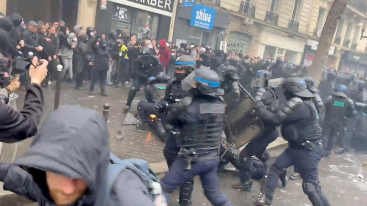Biểu tình khắp nước Pháp, cảnh sát bắt 540 người - Ảnh 1.