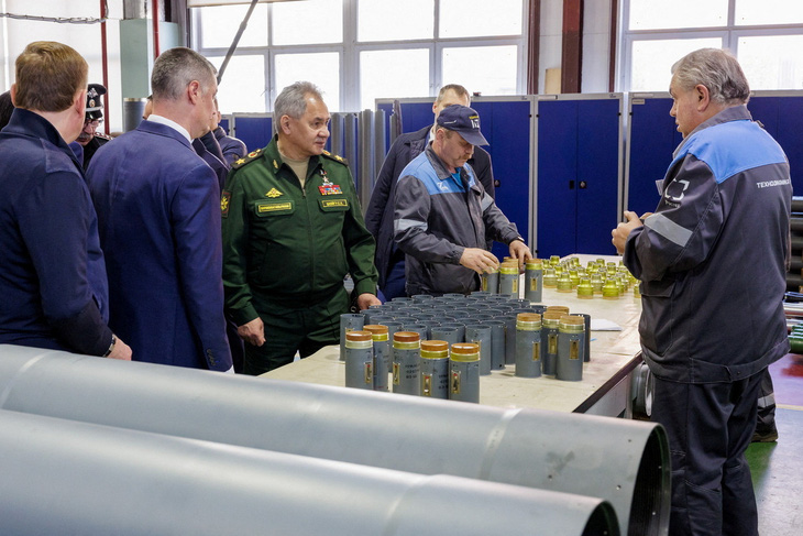 Bộ trưởng Quốc phòng Nga Shoigu kiểm tra một nhà máy sản xuất đạn pháo hồi giữa tháng 4 - Ảnh: REUTERS