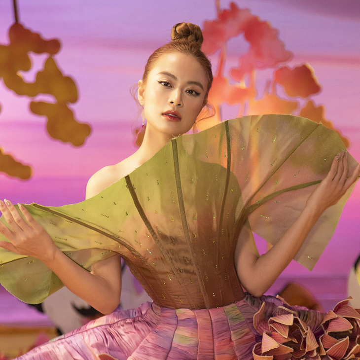 Cô Mị Hoàng Thùy Linh trở thành đặc sản của Lễ hội Hoa Phượng Đỏ - Ảnh 1.