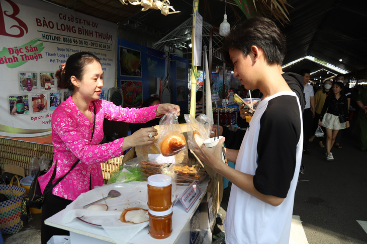 Khách tham quan và thưởng thức bánh dân gian tại lễ hội bánh dân gian Nam Bộ năm 2023 - Ảnh: CHÍ QUỐC 