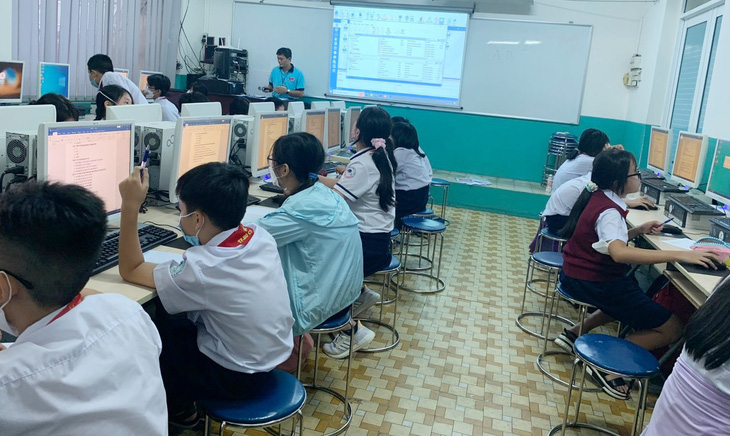 Học sinh Trường THCS Nguyễn Du, quận 1, TP.HCM trong giờ học tin học (ảnh minh họa) - Ảnh nhà trường cung cấp