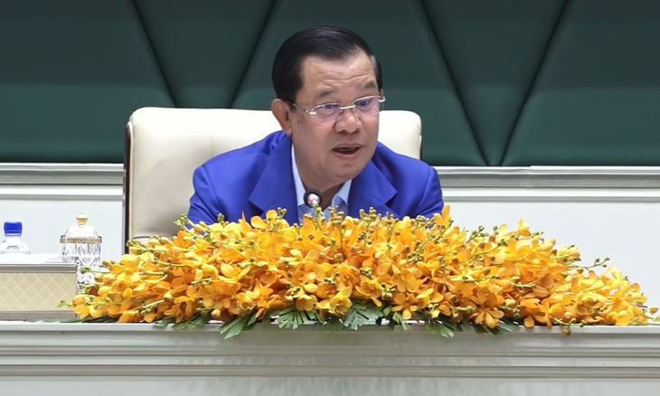 Thủ tướng Campuchia buộc người chê trang phục HLV Keisuke Honda xin lỗi - Ảnh 1.