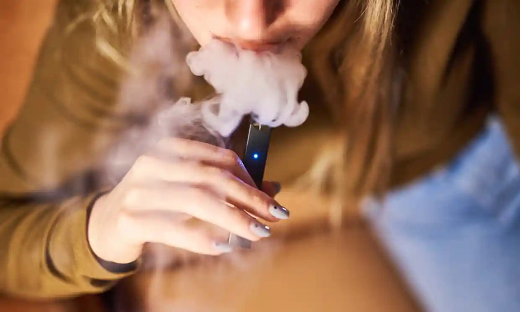 Úc mạnh tay chấn chỉnh thuốc lá điện tử, sửa luật bảo vệ người trẻ - Ảnh 1.